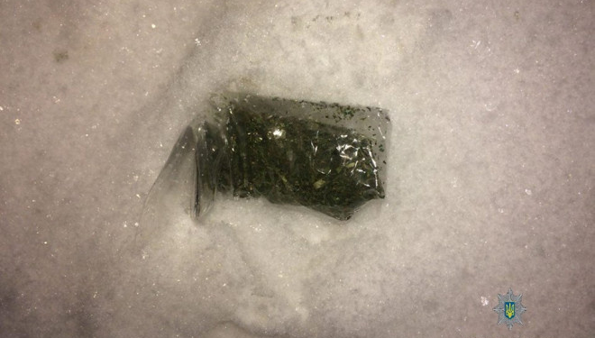 Посеред ночі патрульні виявили у перехожого наркотики