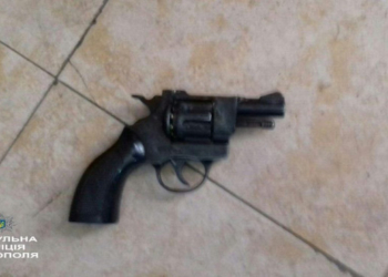 У потязі затримали чоловіка зі зброєю