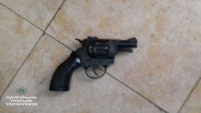 У потязі затримали чоловіка зі зброєю