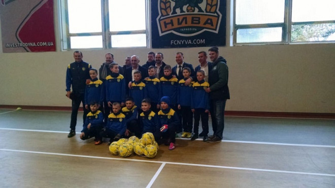 Президент Федерації Футболу України познайомився на Тернопільщині з маленькими футболістами (фото)