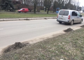 Тернопільські комунальники прибирають сьогодні вул. Замкову та Крушельницьку