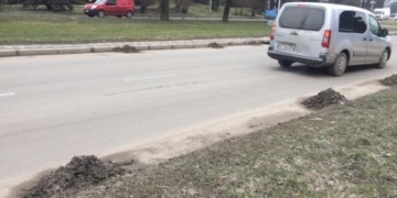 Тернопільські комунальники прибирають сьогодні вул. Замкову та Крушельницьку