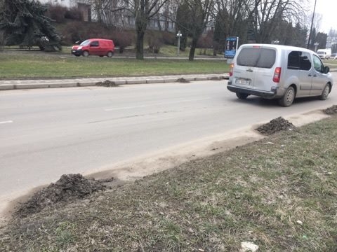 Тернопільські комунальники прибирають сьогодні вул. Замкову та Крушельницьку