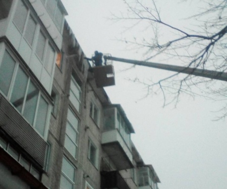 У Тернополі навіть з багатоповерхівок збивають бурульки (фотофакт)