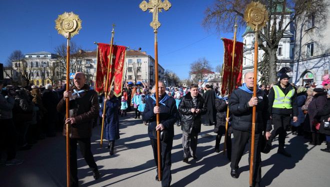 Тисячі тернополян вийшли на Хресну дорогу
