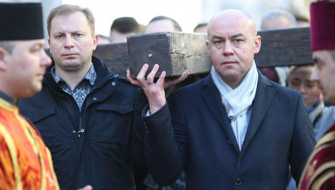 Очільник Тернополя Сергій Надал взяв участь у найбільшій у Тернополі Хресній дорозі