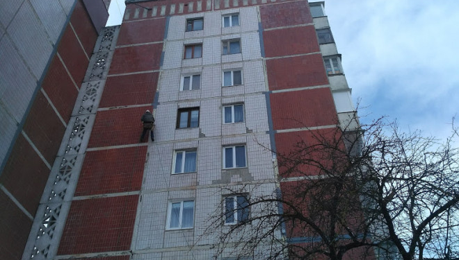 У Тернополі ремонтують міжпанельні шви (фотофакт)
