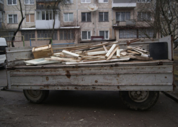 На “Східному” прибирають підвали в багатоповерхівках