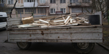 На “Східному” прибирають підвали в багатоповерхівках