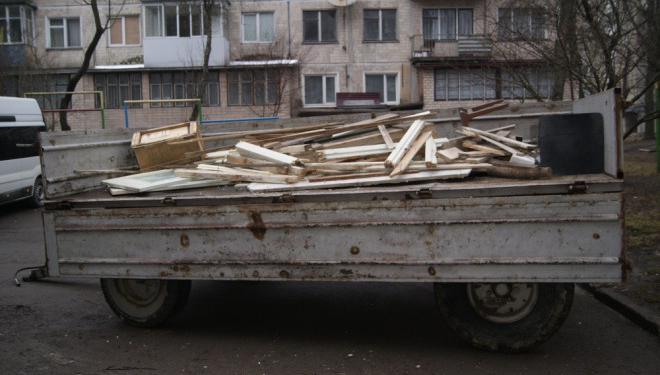 На “Східному” прибирають підвали в багатоповерхівках