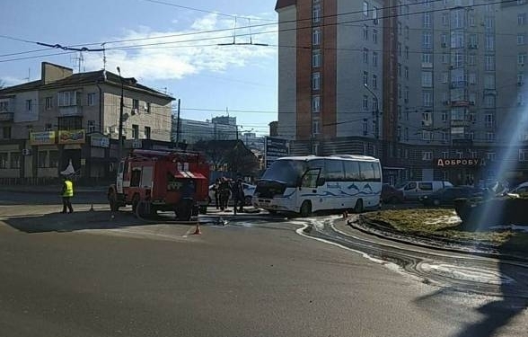 У місті загорівся туристичний автобус