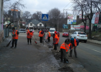 Працівники “Авакс Проф” збирають з доріг Тернополя бруд та пилюку