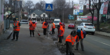Працівники “Авакс Проф” збирають з доріг Тернополя бруд та пилюку