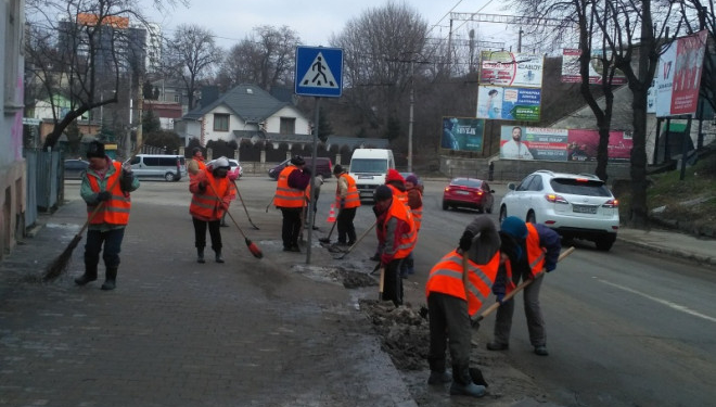 Працівники “Авакс Проф” збирають з доріг Тернополя бруд та пилюку