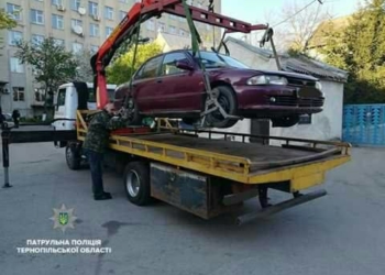 У Тернополі евакуювали автомобіль, який перешкоджав в’їзду на приватну територію (фото)