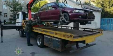 У Тернополі евакуювали автомобіль, який перешкоджав в’їзду на приватну територію (фото)