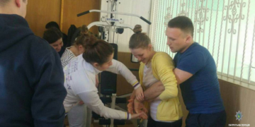 Тернопільські поліцейські відпрацьовували бойові прийоми зі школярами