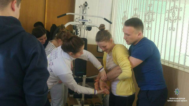 Тернопільські поліцейські відпрацьовували бойові прийоми зі школярами