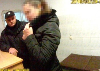 У Тернополі патрульний в останню мить вирвав молоток у розлюченої жінки