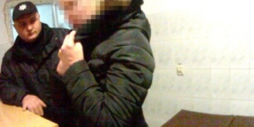 У Тернополі патрульний в останню мить вирвав молоток у розлюченої жінки