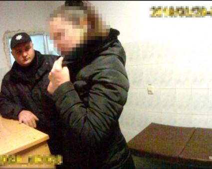 У Тернополі патрульний в останню мить вирвав молоток у розлюченої жінки