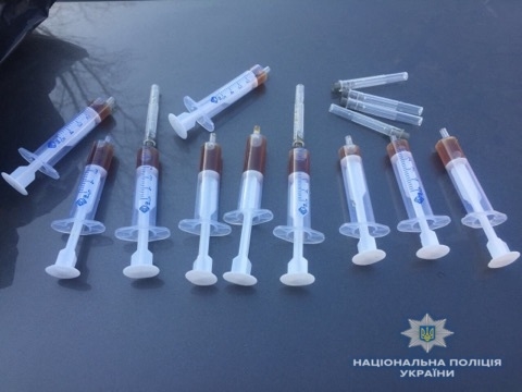 У Києві затримали чоловіка, який розробляв особливо небезпечний наркотик