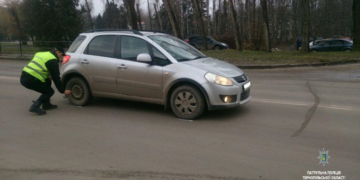 У Тернополі розшукують автомобіль, який втік з місця ДТП (фото)