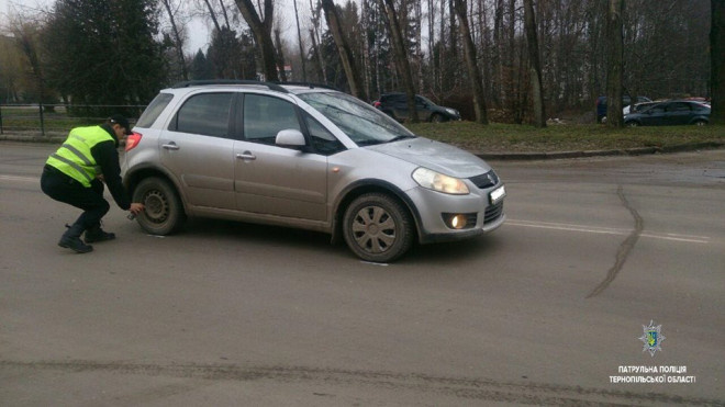 У Тернополі розшукують автомобіль, який втік з місця ДТП (фото)