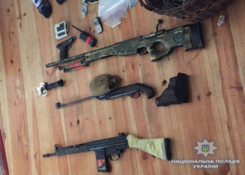 На Київщині поліцейські затримали озброєних наркодилерів