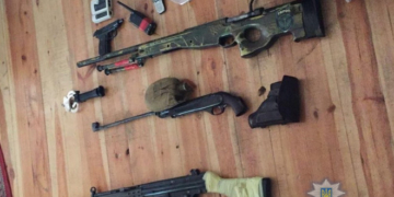На Київщині поліцейські затримали озброєних наркодилерів