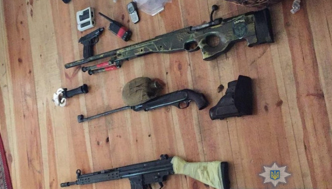 На Київщині поліцейські затримали озброєних наркодилерів