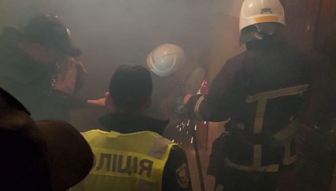 До квартири тернополянина увірвався чоловік із сокирою