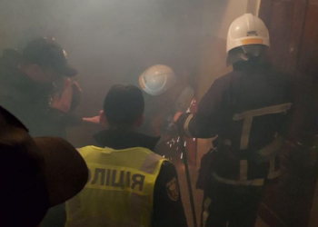Поліцейські та рятувальники вибивали двері квартири, у якій зачинився знайомий власника