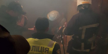 Поліцейські та рятувальники вибивали двері квартири, у якій зачинився знайомий власника
