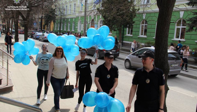 Поліцейські на вулиці перевіряють знання тернополян