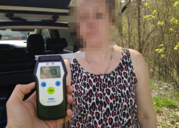 На Тернопільщині спіймали п’яну жінку за кермом, яка їздила по всій дорозі