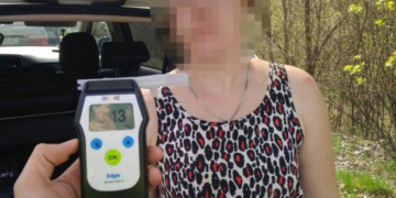 На Тернопільщині спіймали п’яну жінку за кермом, яка їздила по всій дорозі
