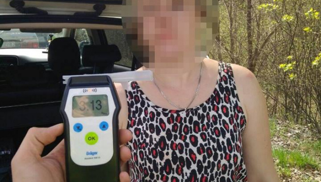На Тернопільщині спіймали п’яну жінку за кермом, яка їздила по всій дорозі
