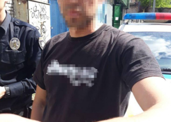 Тернополянином, який посеред вулиці влаштував стриптиз, зайнялися поліцейські