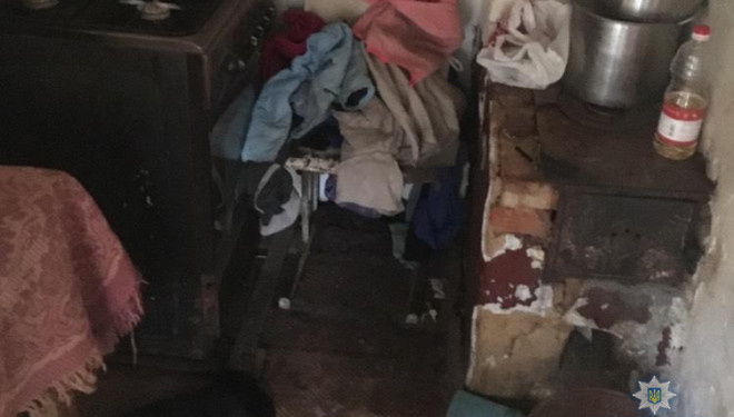 Яке жахіття: на Тернопільщині у антисанітарії живуть четверо дітей