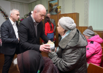 У Тернополі соціально незахищеним тернополянам вручили продуктові набори
