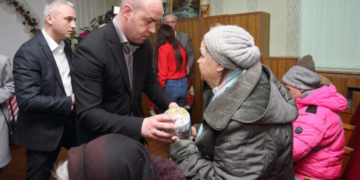 У Тернополі соціально незахищеним тернополянам вручили продуктові набори
