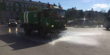 Тернопільські дороги поливають від пилюки та бруду