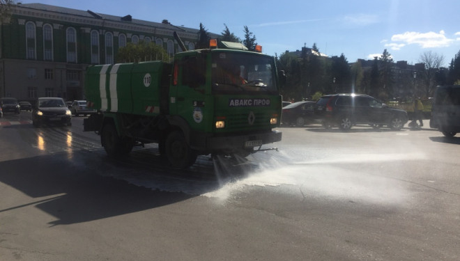 Тернопільські дороги поливають від пилюки та бруду