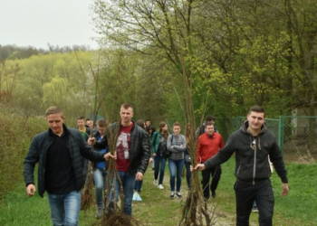 На Тернопільщині студенти висадили фруктовий сад