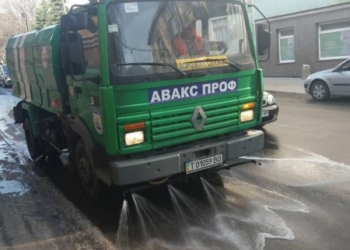 На тернопільські вулиці виїхала поливальна машина