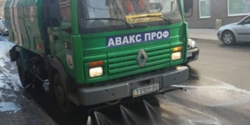 На тернопільські вулиці виїхала поливальна машина