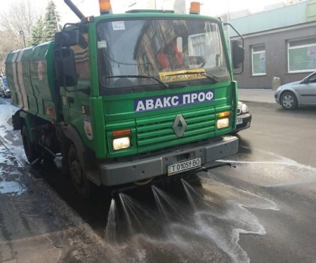 На тернопільські вулиці виїхала поливальна машина