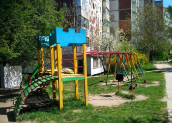 Обережно, пофарбовано: у Тернополі розмальовують дитячі майданчики