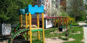 Обережно, пофарбовано: у Тернополі розмальовують дитячі майданчики
